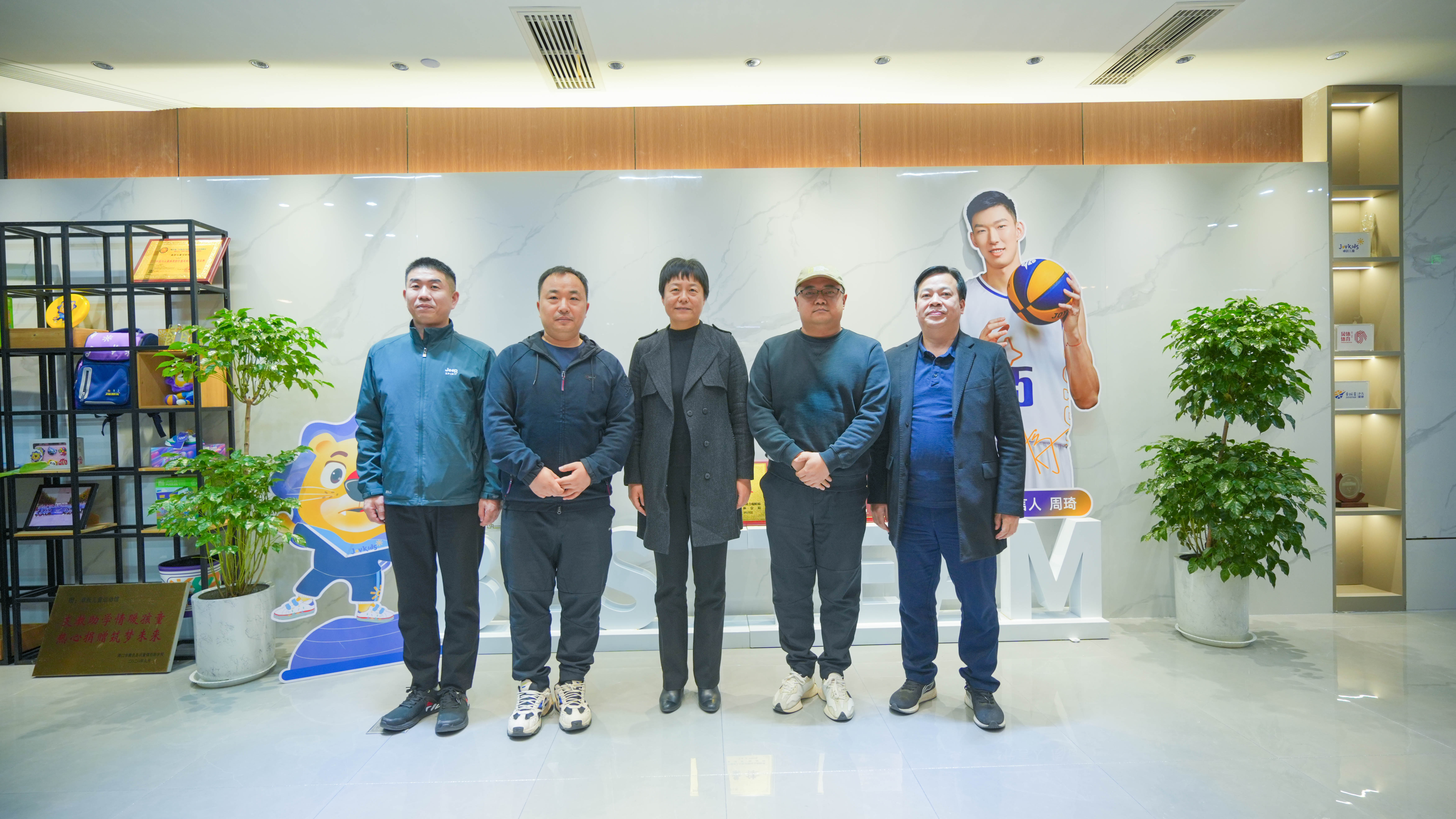 郑州市体育局党委书记、局长李雅一行，莅临U乐国际体育调研指导